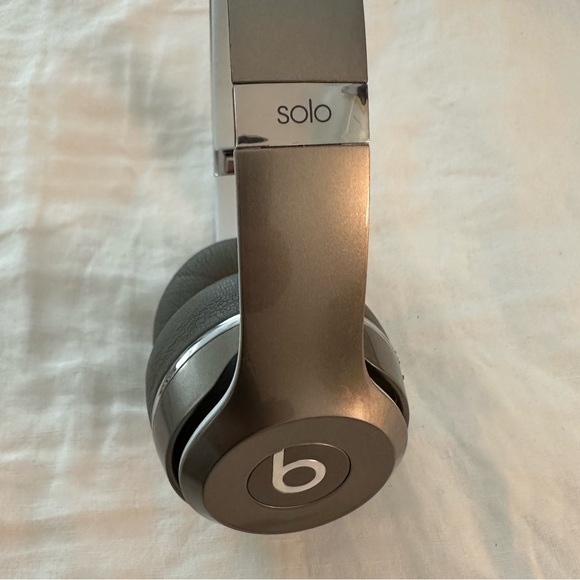 Beats by Dre Studio Headphones - Picture 5 of 6